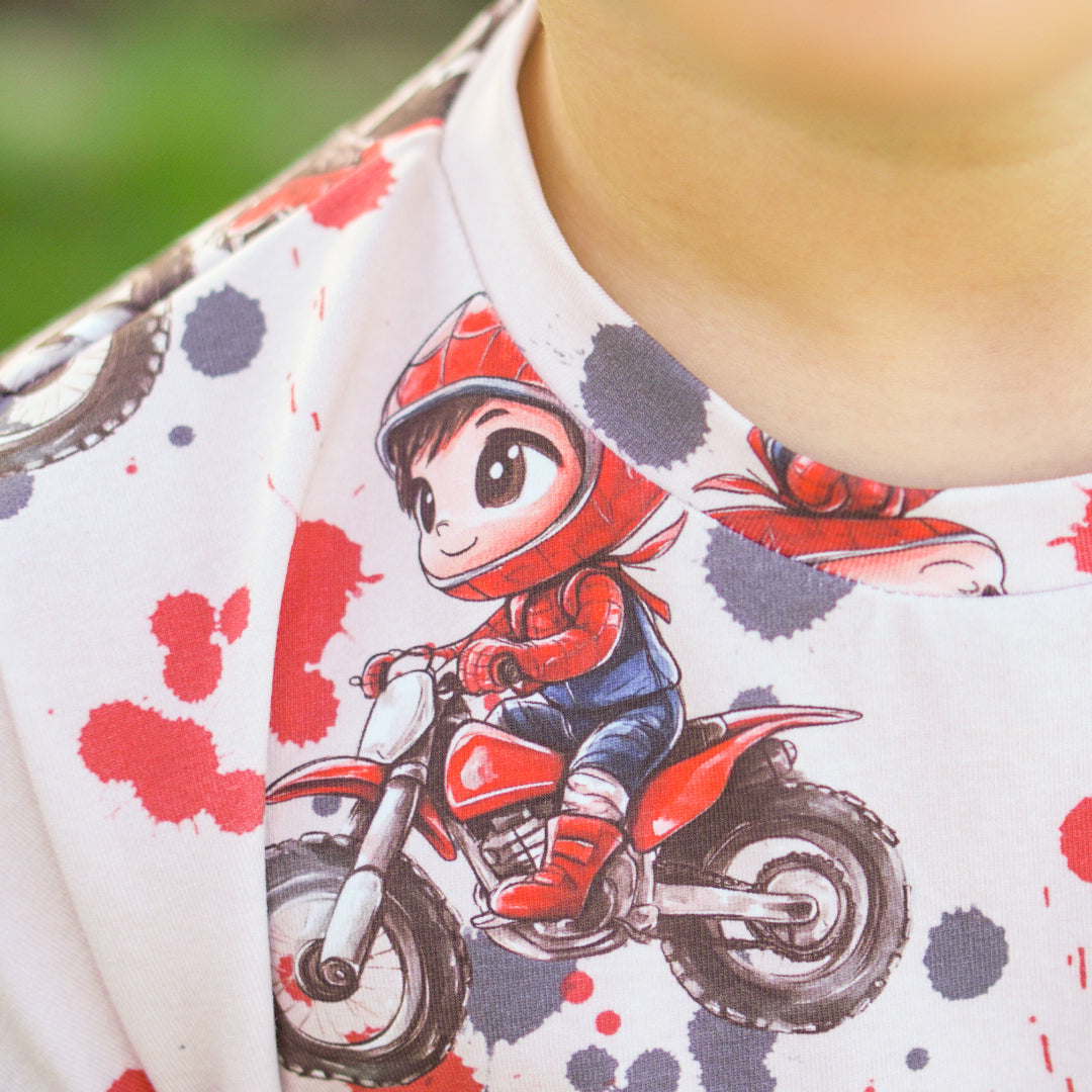 Kinderstoff Junge auf Motorrad rot und blau Detailfoto